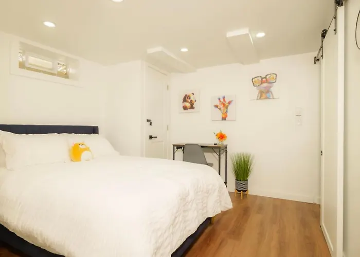 The Minimalist Escape - Modern 1bd In The Heights Holiday home Peoria Heights
