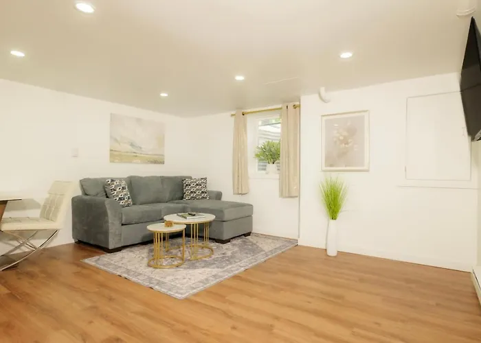 The Minimalist Escape - Modern 1bd In The Heights Peoria Heights
