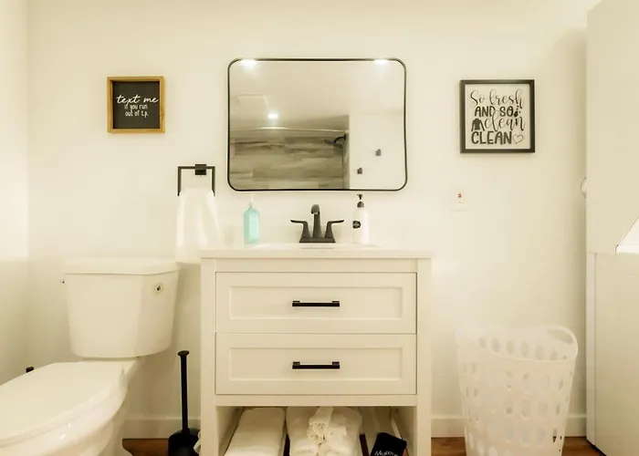 The Minimalist Escape - Modern 1bd In The Heights Peoria Heights