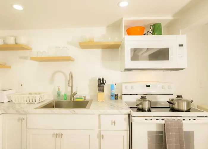 The Minimalist Escape - Modern 1bd In The Heights Holiday home Peoria Heights